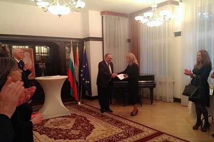 Проф. Екатерина Трендафилова получи злачния почетен знак на МВнР
